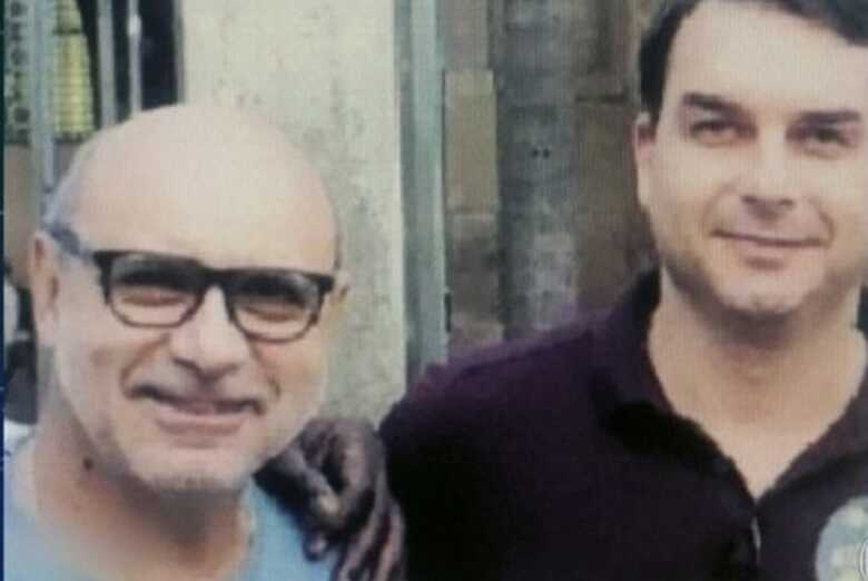 Fabrício Queiroz em foto com Flávio Bolsonaro