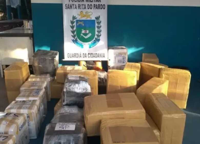Os policiais encontraram várias caixas de papelão que totalizaram 973 quilos de maconha