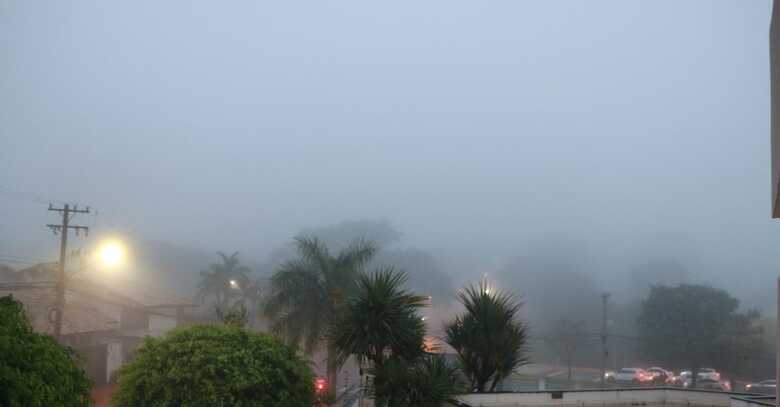 Frio e chuvas regulares deixaram uma densa neblina em Campo Grande nesta semana