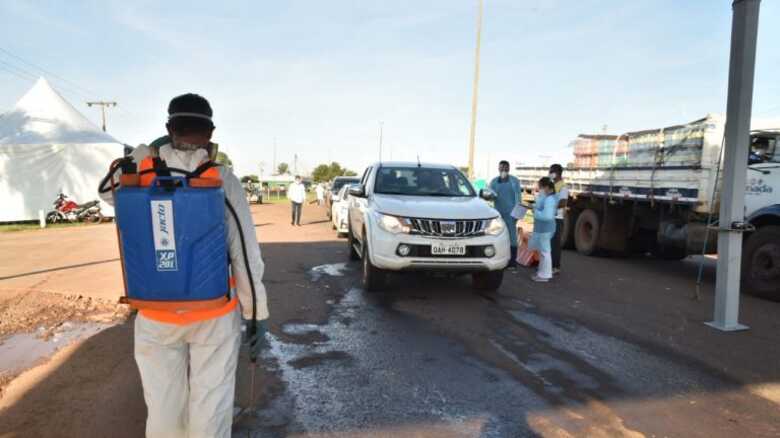 Aproximadamente 2,3 mil veículos entraram na cidade e passaram pelas barreiras