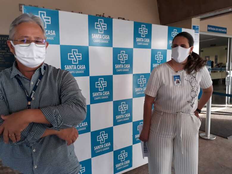 Superintendente da gest&atilde;o e m&eacute;dico hospitalar, Luiz Alberto Kanamura e a diretora de gest&atilde;o de finan&ccedil;as, Sandra Ortega durante coletiva de imprensa