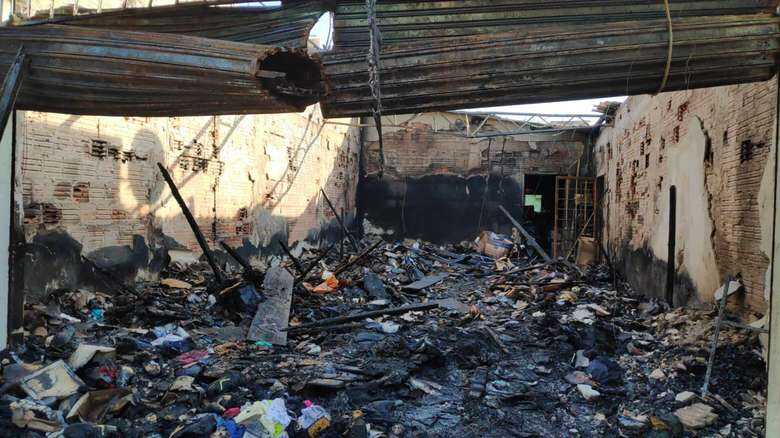 A suspeita é que o incêndio tenha começado na área externa e invadido o comércio