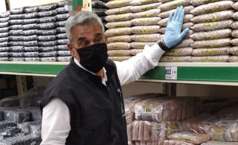 Superintendente do Procon/MS, Marcelo Salom&atilde;o, verificando produtos em mercado da capital