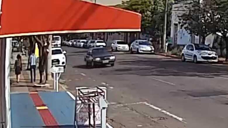 Carro que foi roubado pela dupla