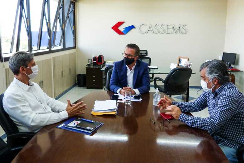 Da direita para esquerda: Diretor administrativo da unidade, Alessandro Depieri, presidente da Cassems, Ricardo Ayache, e diretor Clínico da Cassems de Campo Grande, Marcos Bonilha.