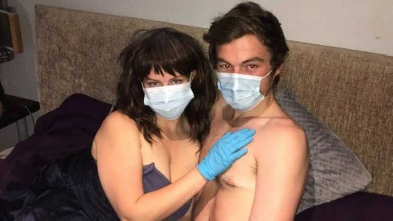 Melanie desenvolveu um pavor de pegar coronavírus e agora só faz sexo com Joe se os dois estiverem usando máscara e luvas