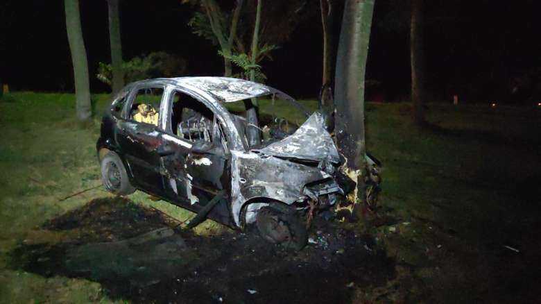 Com o carro em chamas, o condutor foi retirado das ferragens por uma pessoa que passava pelo local no momento do acidente