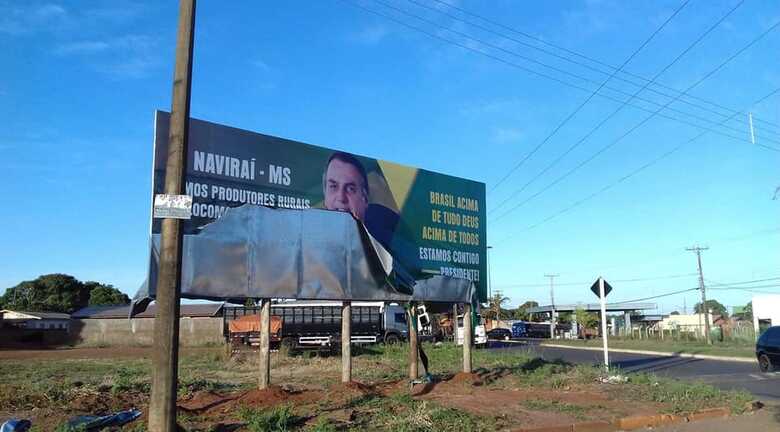 O outdoor em apoio ao presidente Boslonaro foi rasgado