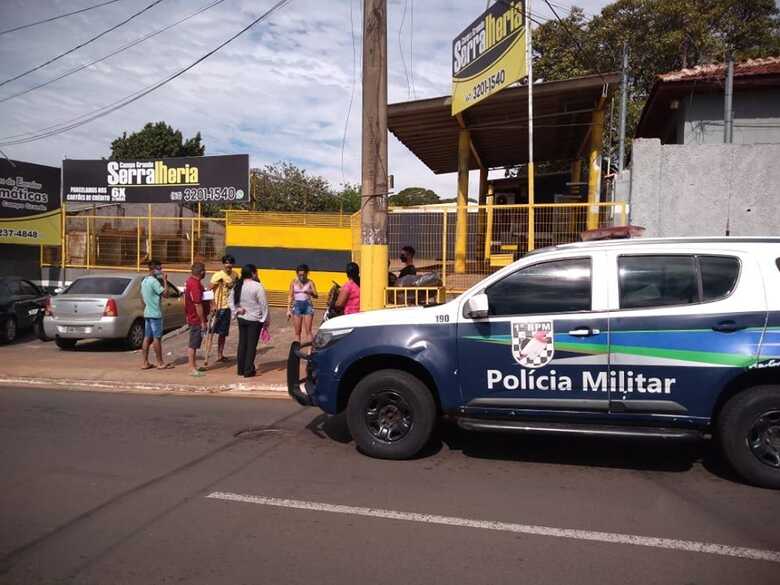 Funcionários da Serralheria Campo Grande tentaram negociar com os clientes pelo portão antes da confusão