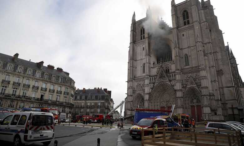 Fuma&ccedil;a saindo da catedral de Nantes