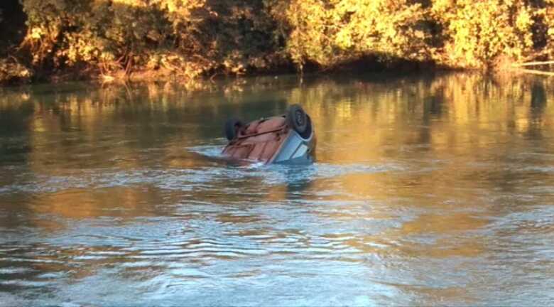O ve&iacute;culo foi removido da &aacute;gua por uma m&aacute;quina