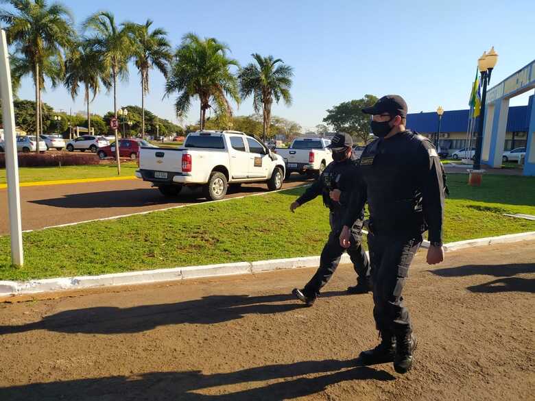 Pela manh&atilde;, policiais militares do Gaeco cumpriram mandados de busca e apreens&atilde;o em resid&ecirc;ncias dos servidores p&uacute;blicos e no CAM