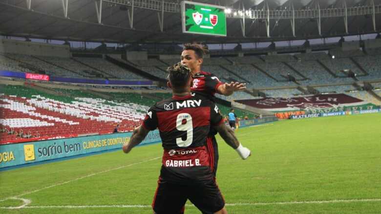 Michael e Gabigol, do Flamengo, comemoram gol contra o Fluminense
