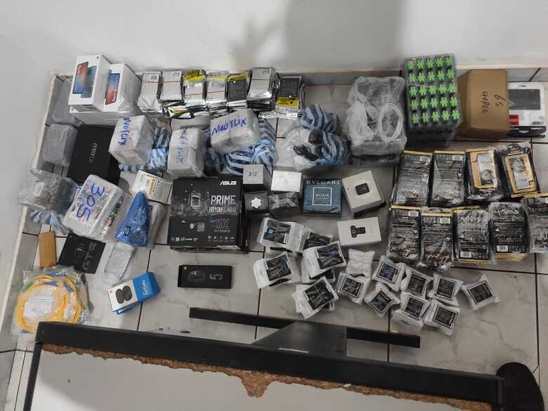 Celeulares e aparelhos foram apreendidos pela Pol&iacute;cia Militar (PM) em Ipezal