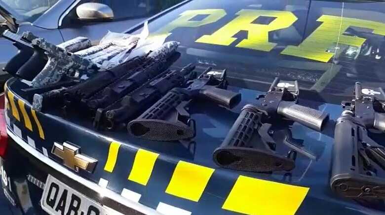 As armas foram apreendidas pela Polícia Rodoviária Federal (PRF)