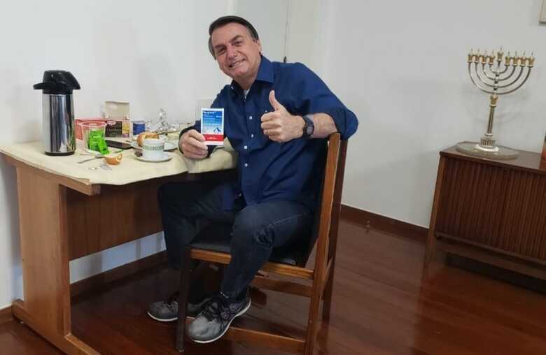 O presidente Jair Messias Bolsonaro postou a notícia juntamente com uma foto segurando a hidróxicloroquina