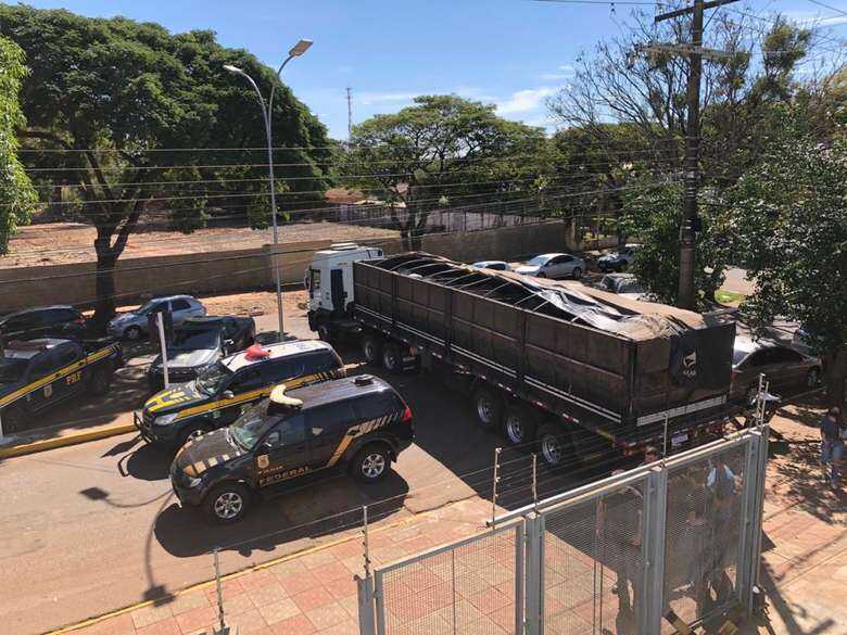 eículo despertou a suspeita dos policiais em razão das constantes viagens realizadas para a região de fronteira