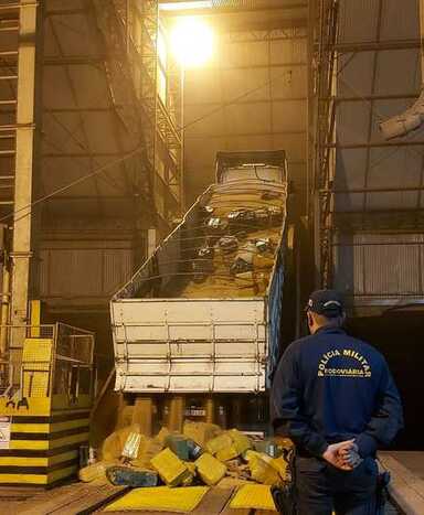 Os tabletes de maconha pesaram quatro toneladas