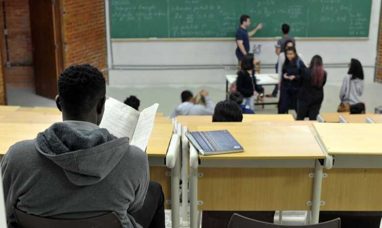 O ProUni oferece bolsas integrais e parciais para instituições de ensino superior da rede privada