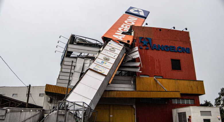 Cidades da Grande Florianópolis sofreram com um forte vendaval desta terça-feira