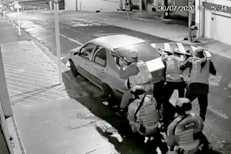 Ao menos dois policiais ficaram feridos na troca de tiros com os bandidos. Ningu&eacute;m foi preso at&eacute; o momento