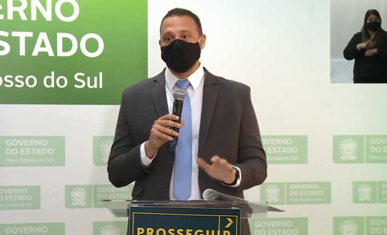 Na foto está o infectologista da Fiocruz, Júlio Croda, durante live oficial do Governo do Estado de MS