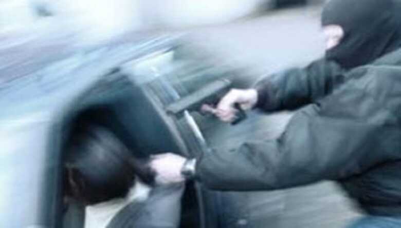 A mulher entrou no ve&iacute;culo para evitar que o homem atirasse em familiares