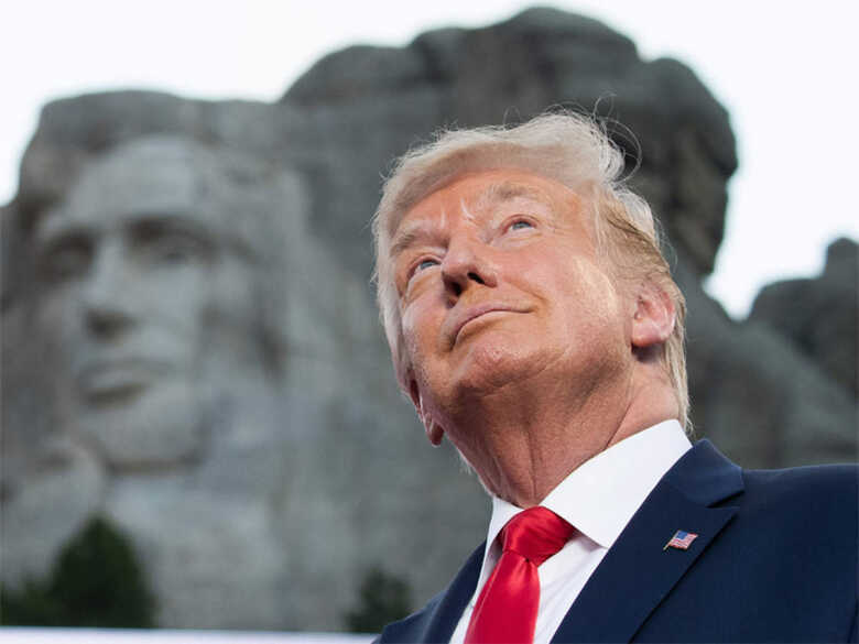 Presidente dos Estados Unidos (EUA), Donald Trump, em frente ao Monte Rushmore
