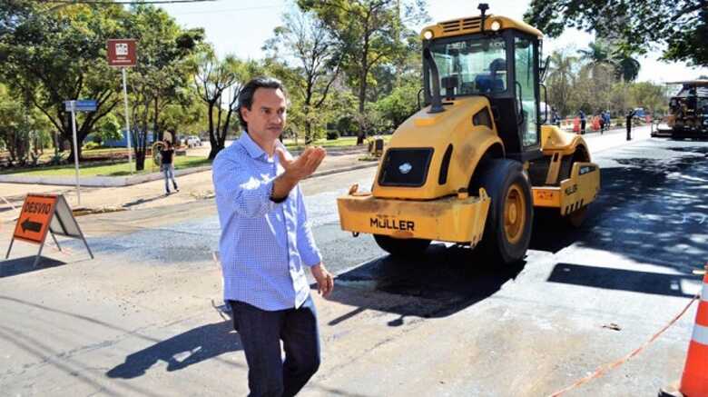O prefeito Marquinhos Trad durante vistoria em uma das obras de recapeamento da capital