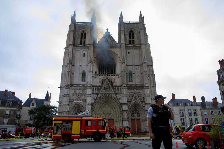 Bombeiros trabalham para conter o fogo que atingiu a Catedral de S&atilde;o Pedro e S&atilde;o Paulo, em Nantes, na Fran&ccedil;a, neste s&aacute;bado (18)