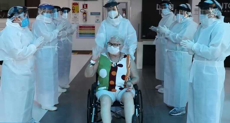 Maria Rosa, aplaudida ao deixar a Santa Casa de Campo Grande