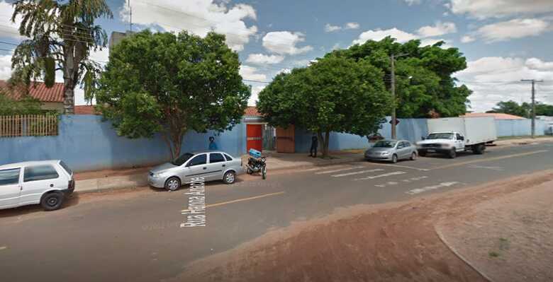 Entrada da Escola Municipal Nazira Anache