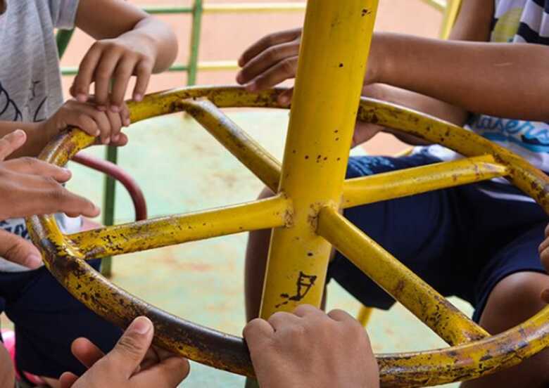 Crian&ccedil;as brincando