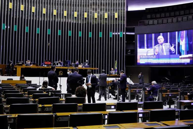 Plenário da Câmara durante a sessão desta quarta (1º), durante votação da PEC das eleições