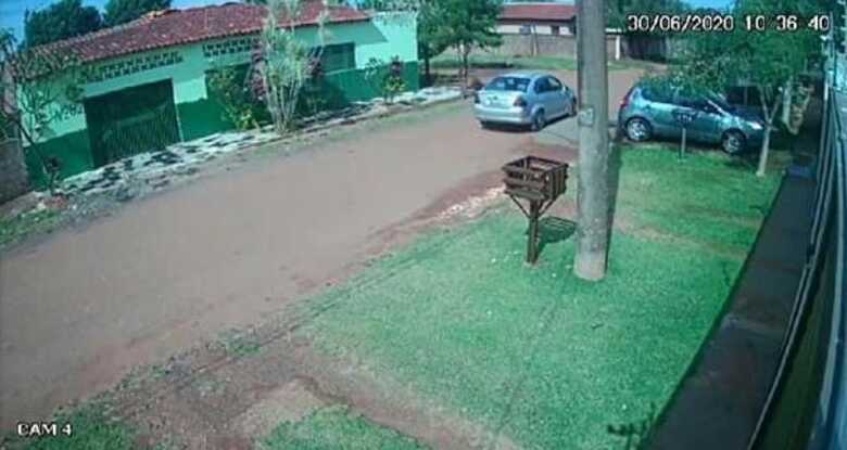 Motorista desceu, assediou a v&iacute;tima e depois fugiu com o carro