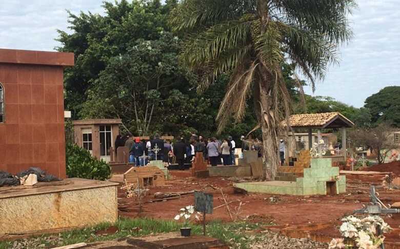 Dezenas de pessoas estiveram presentes no enterro