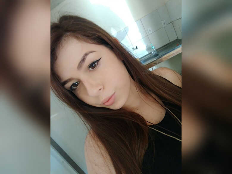 Emilly Rodrigues vestia um casaco verde fluorescente e short jeans