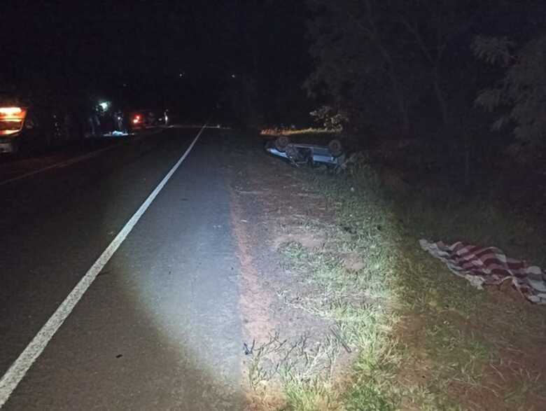 O condutor perdeu o controle do carro, que saiu da pista e acabou capotando