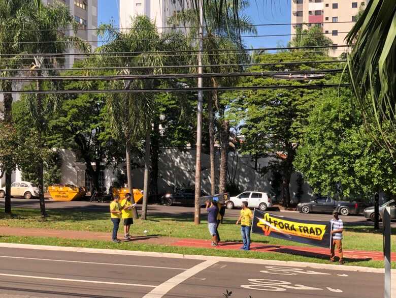 Manifestantes durante ato nesta manh&atilde;
