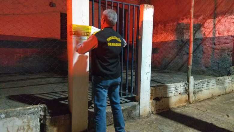 Agente da Vigilância Sanitária durante Operação Toque de Recolher