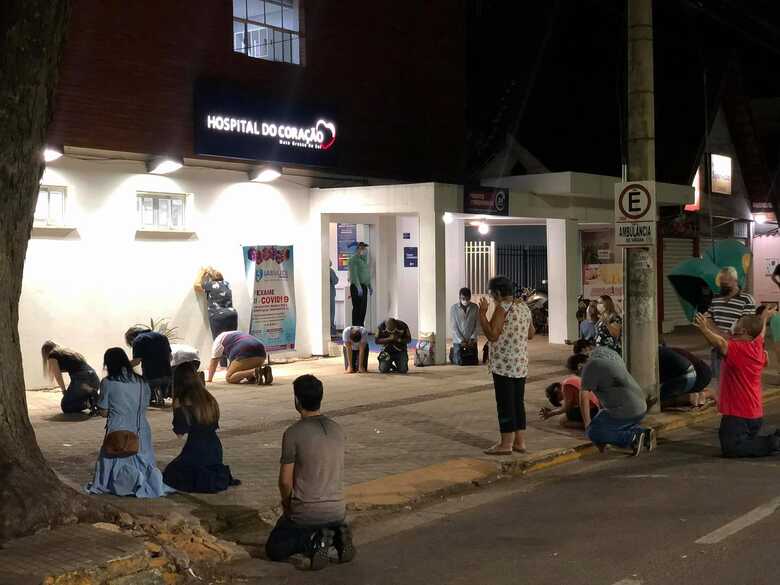 Imagens postadas no Facebook mostram pessoas ajoelhadas em frente a Hospital do Coração Mato Grosso do Sul