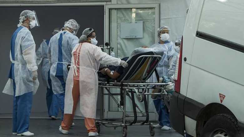 Paciente chega a hospital de campanha no Leblon, no Rio