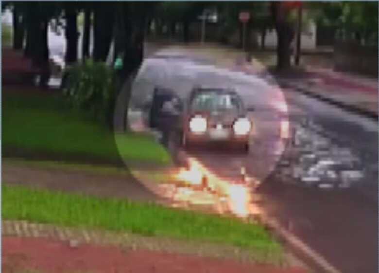 Carro deixa beb&ecirc; em uma caixa de papel&atilde;o em Cidade Ga&uacute;cha