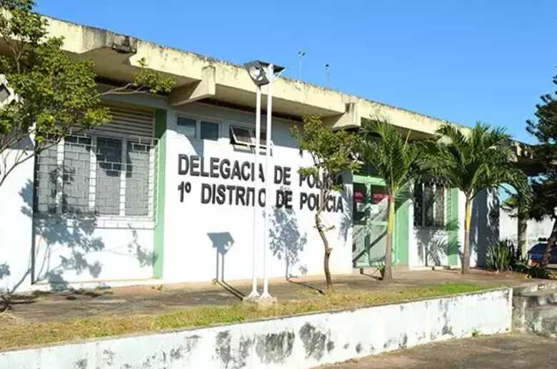 A polícia foi acionada e a idosa detida por tráfico de drogas  e levada para a 1ª Delegacia de Polícia Civil de Corumbá