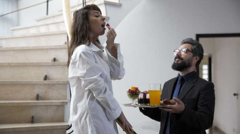 Cena do filme 'Sugar Daddy' que ganha adaptação com áudios e legendas descritivas no Sexy Hot
