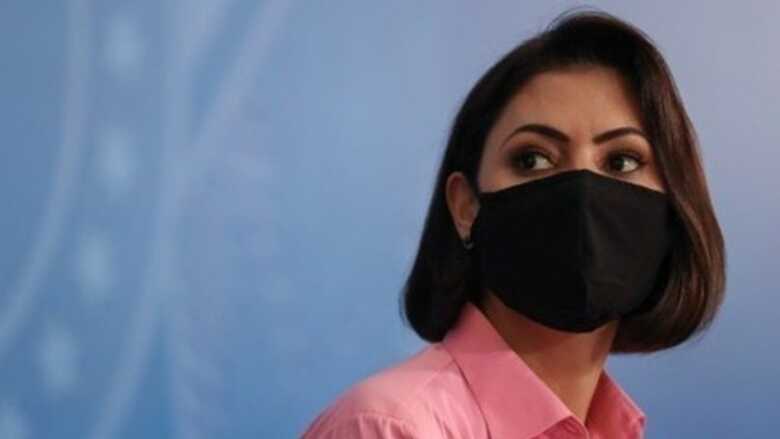 Os extratos bancários do repasse de Queiroz a Michelle divergem da versão apresentada por Jair Bolsonaro