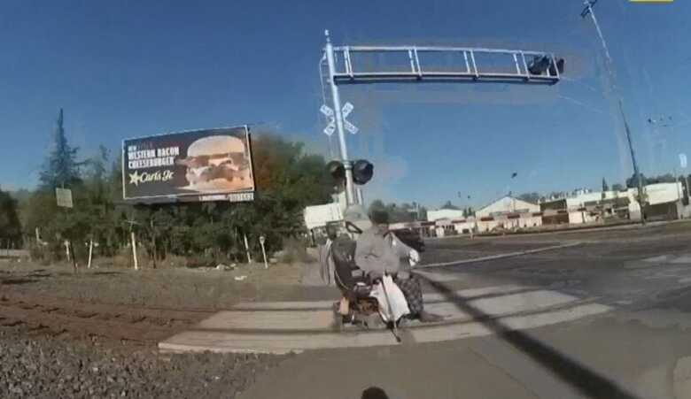 No resgate, o idoso acabou ficando com uma das pernas presa nos trilhos e foi atingido, mas n&atilde;o corre risco de morrer