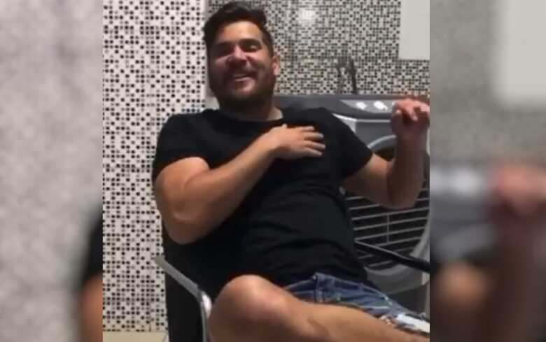 Na imagem, o cantor bate no peito e "brinca" que n&atilde;o tem medo do v&iacute;rus