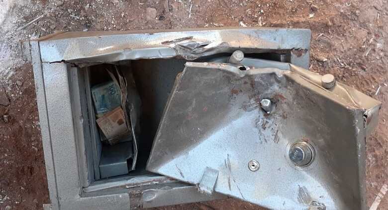 O dinheiro estava no fundo falso do cofre