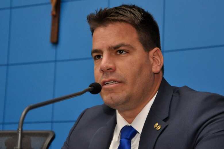 Parlamentar alegou que os motivos para pedir o desligamento s&atilde;o in&uacute;meros esc&acirc;ndalos envolvendo o nome do partido